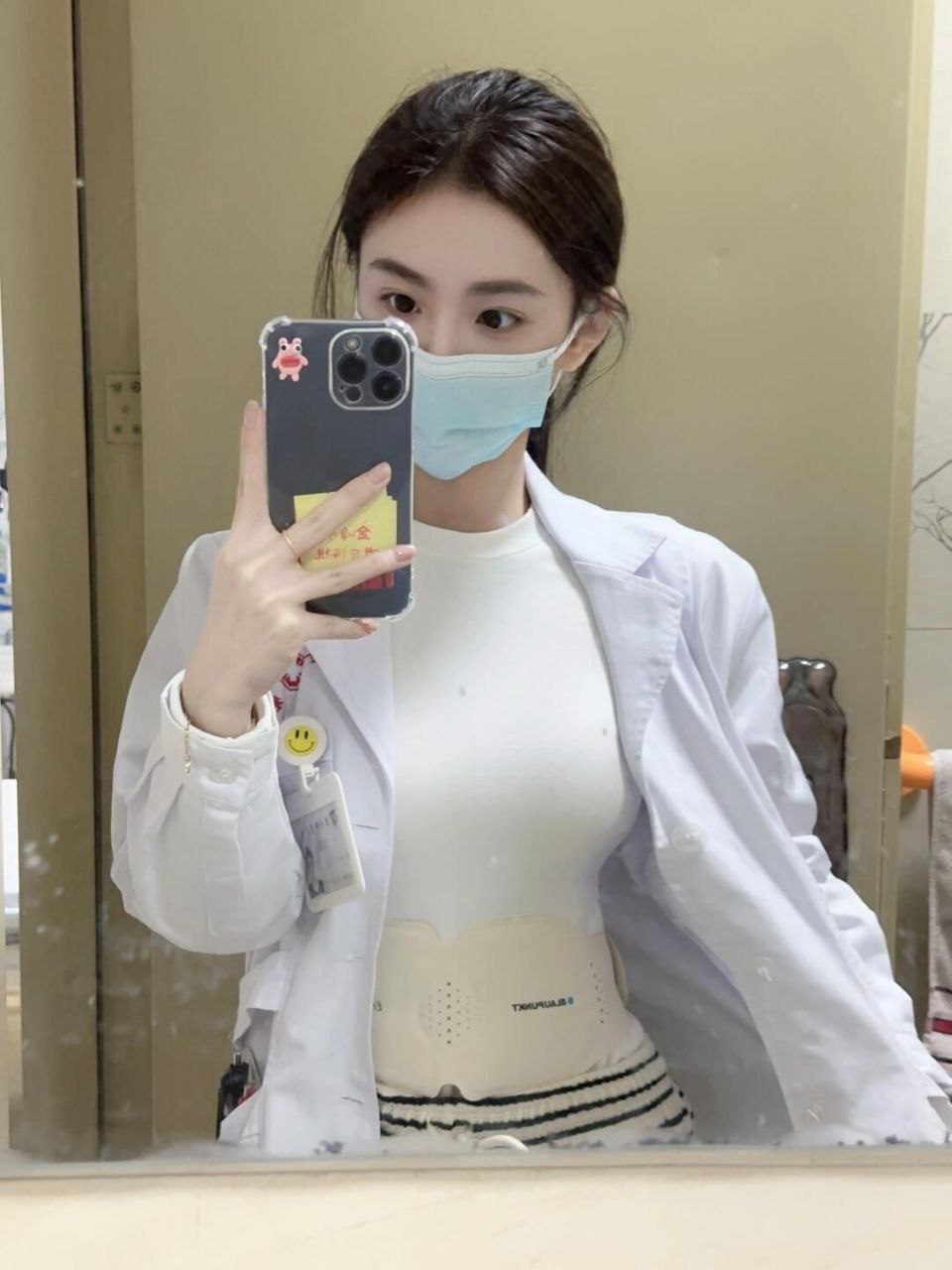 《小咪走路好奇怪！全网围观“猫步翻车现场”，网友：这猫是喝醉了吗？》