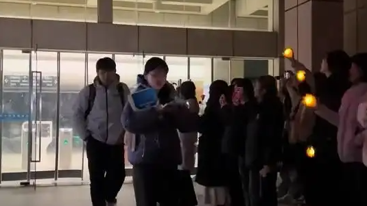 图书馆闭馆的掌声，为何让百万考研人集体“破防”？