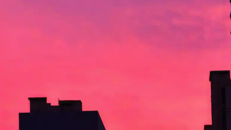 天空被“打翻的腮红盘”染成玫瑰色！英国粉红雾奇观刷屏，气象局紧急科普背后真相