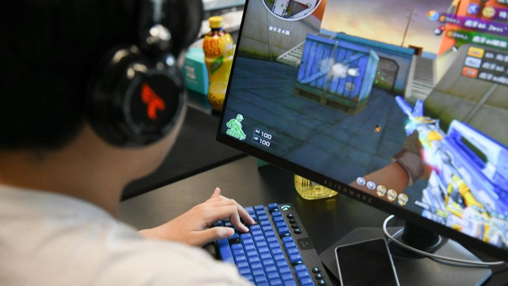 月入两万，边打游戏边赚钱？揭秘“陪玩师”背后的暴利与隐忧