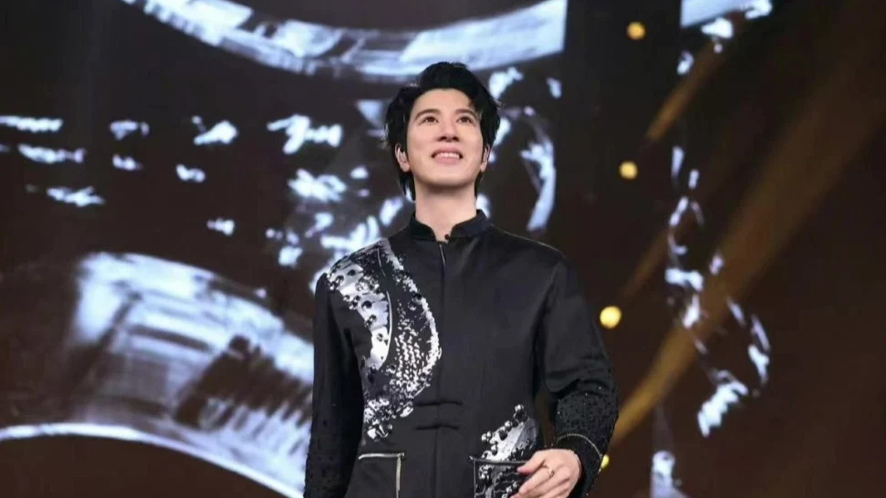 王力宏演唱会惊现“机器人天团”：6台国产机器人同步空翻，炸翻全场！