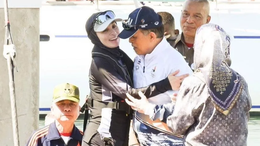 泰王后夺冠后跪地接花，泰王罕见公开拥抱！王室“神仙爱情”还是精心策划的温情戏？