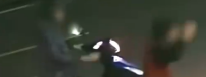 26岁孙子当街暴打失智奶奶：啃老啃到丧心病狂，我们的社会病了吗？