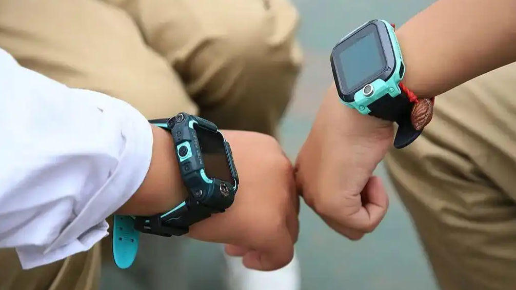 电话手表里的“江湖”：当小学生开始为“点赞”疯狂，我们该警惕什么？