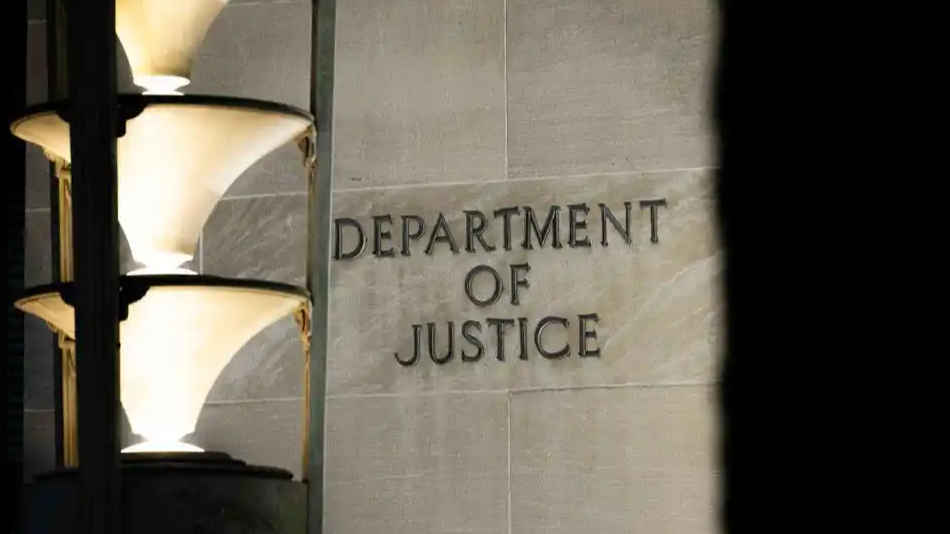 惊天黑幕即将揭晓!数十万份爱泼斯坦案文件引爆全球,美国司法部终于“挤牙膏”式公开