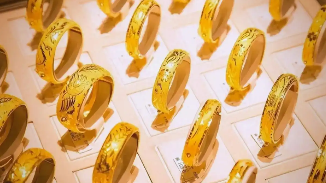 祖坟冒青烟？不，是冒贼光！170万黄金藏墓碑后，小偷的“孝心”让祖宗都无语