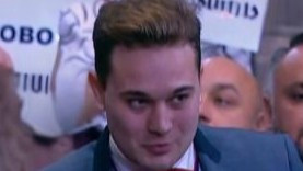 普京记者会惊现浪漫名场面！23岁记者举牌求婚，总统亲自“神助攻”！