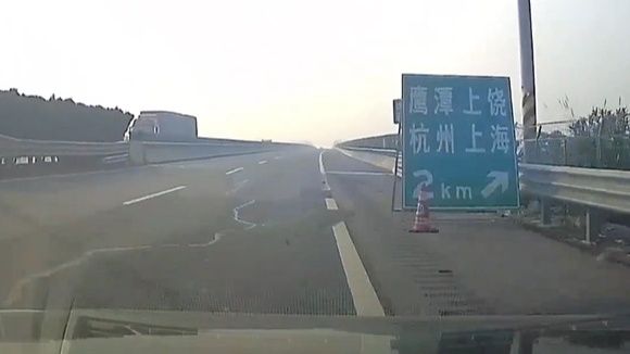 “药驾”猛于虎！福银高速惊魂一幕：司机服药后“秒睡”撞护栏，这个隐形杀手比酒驾更可怕！