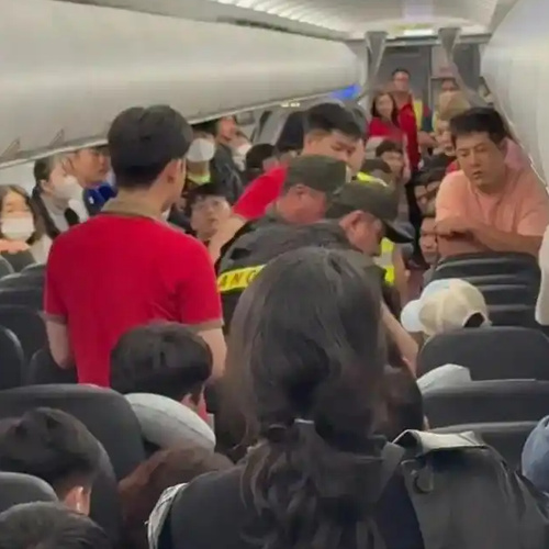 “飞机上撒泼被扒衣拖走!韩国男子骚扰越南女乘客,哭嚎视频全网疯传!”