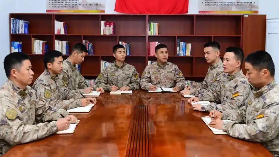 “优秀”撞上“不合格”:两位尖兵的评优之路,为何被“一票否决”?