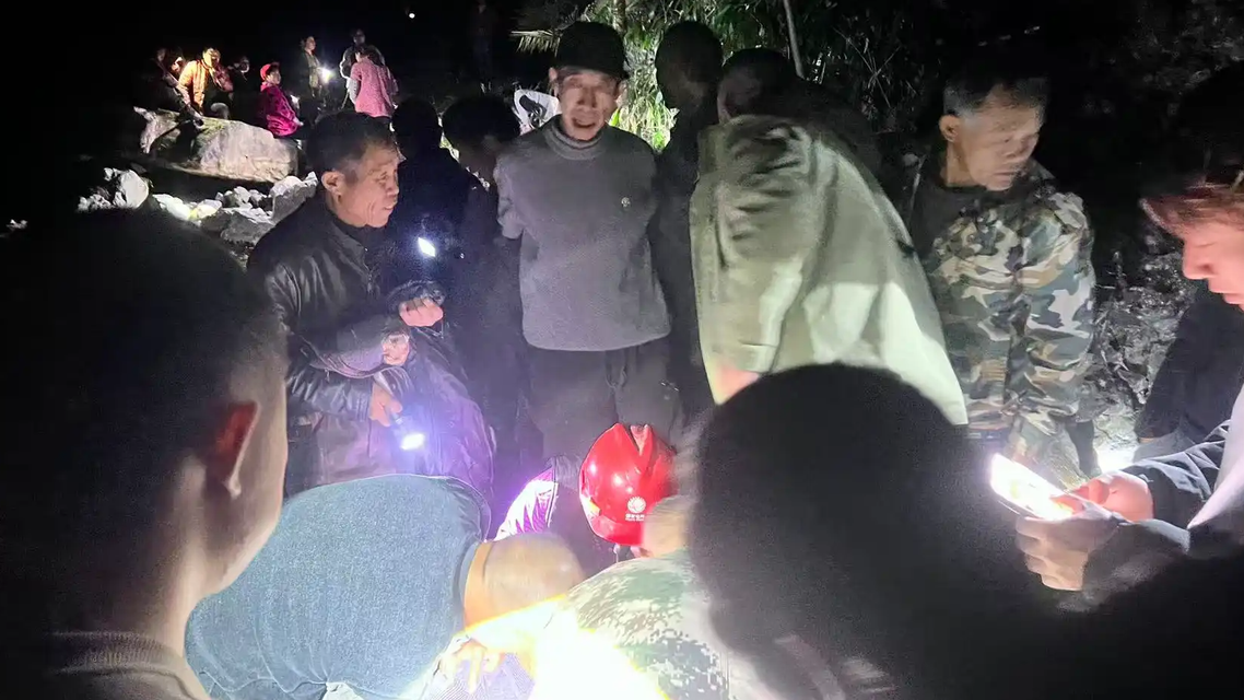 200斤村书记赤膊跳岩缝：那一身“赘肉”，是守护乡亲最硬的铠甲