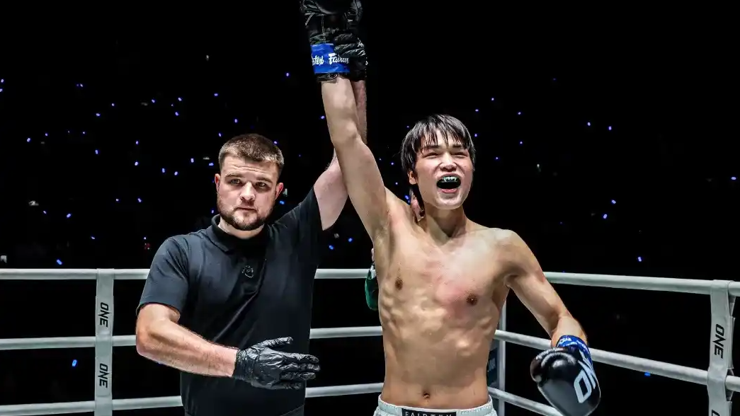 52秒！中国小伙闪电KO泰拳王，世界格斗版图被这个河南小子一脚踢碎！