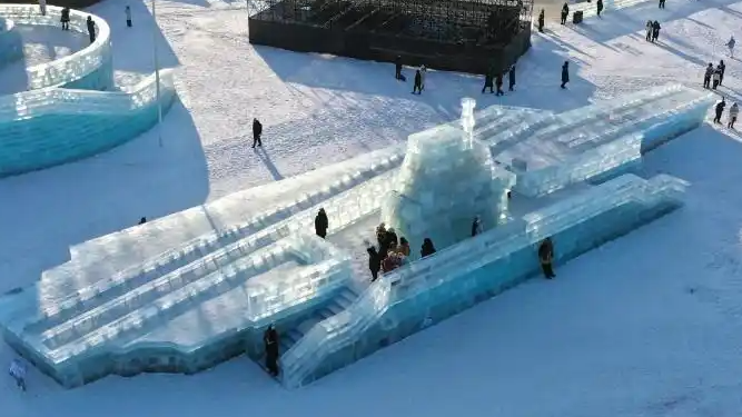 冰雕福建舰震撼亮相！2000立方冰砖筑大国重器，哈尔滨冰雪大世界再现“硬核浪漫”