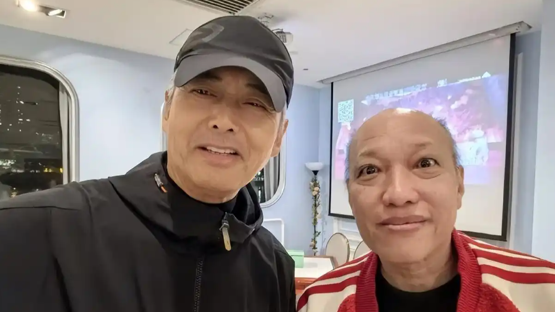 70岁周润发深夜宴请近百名TVB旧同事,席地而坐合影曝光!网友:这才是真正的“江湖大哥”