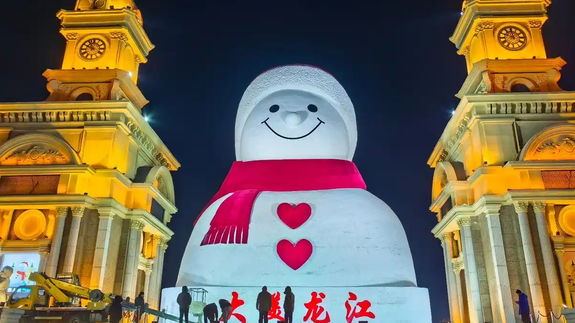 哈尔滨大雪人“穿雨衣”真相：AI生成的狂欢，还是现实与虚拟的边界崩塌？