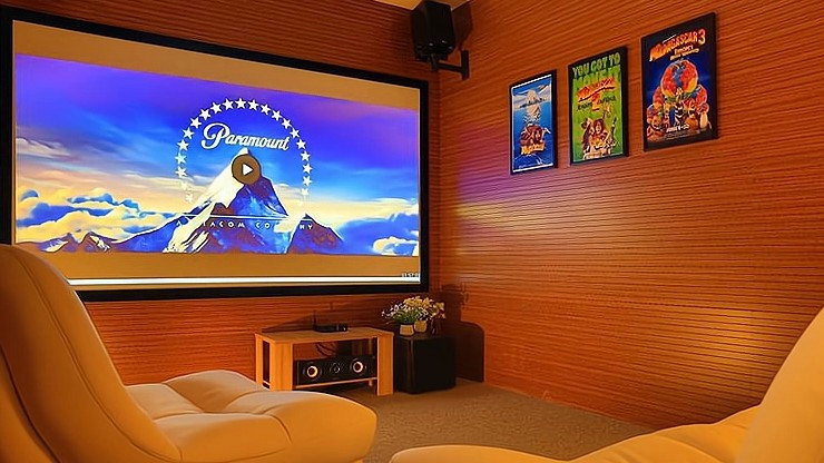 三亚“私人影院”变“私人会所”？警方雷霆出击，32岁老板被刑拘，3名年轻女员工被罚！