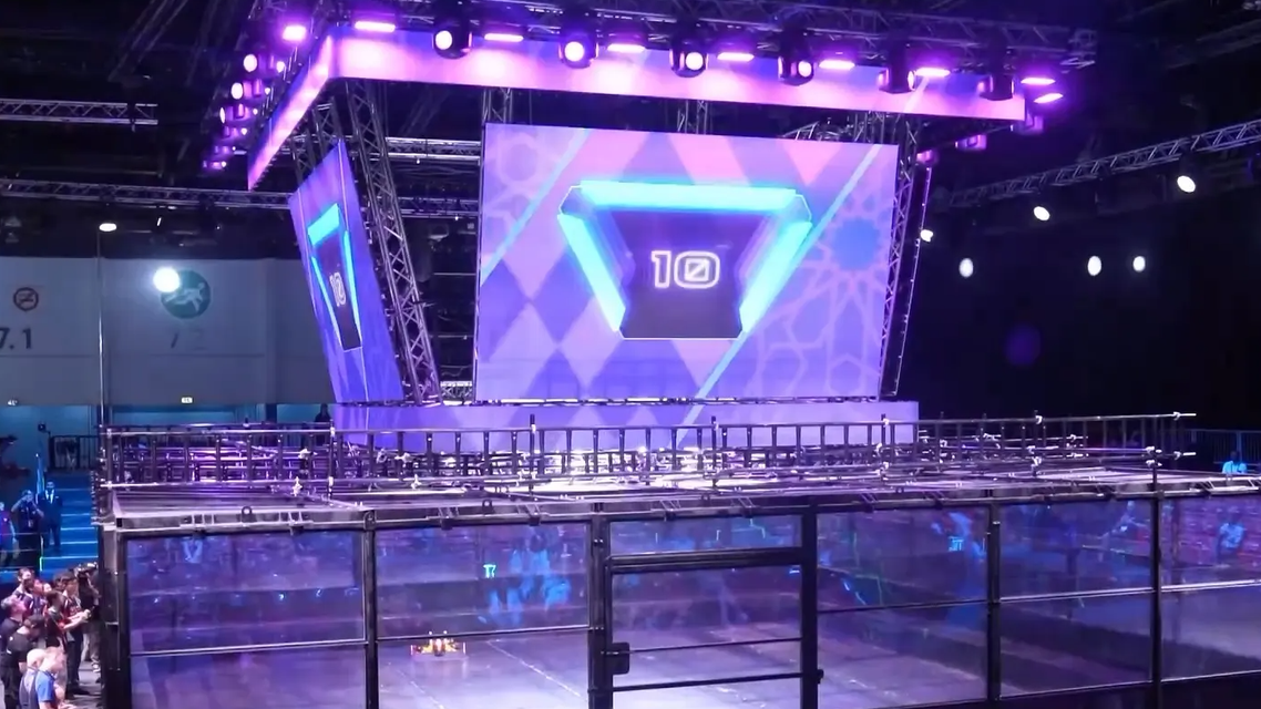 中国“深海巨鲨”阿布扎比怒咬冠军！格斗机器人巅峰对决，中国智造一战封神